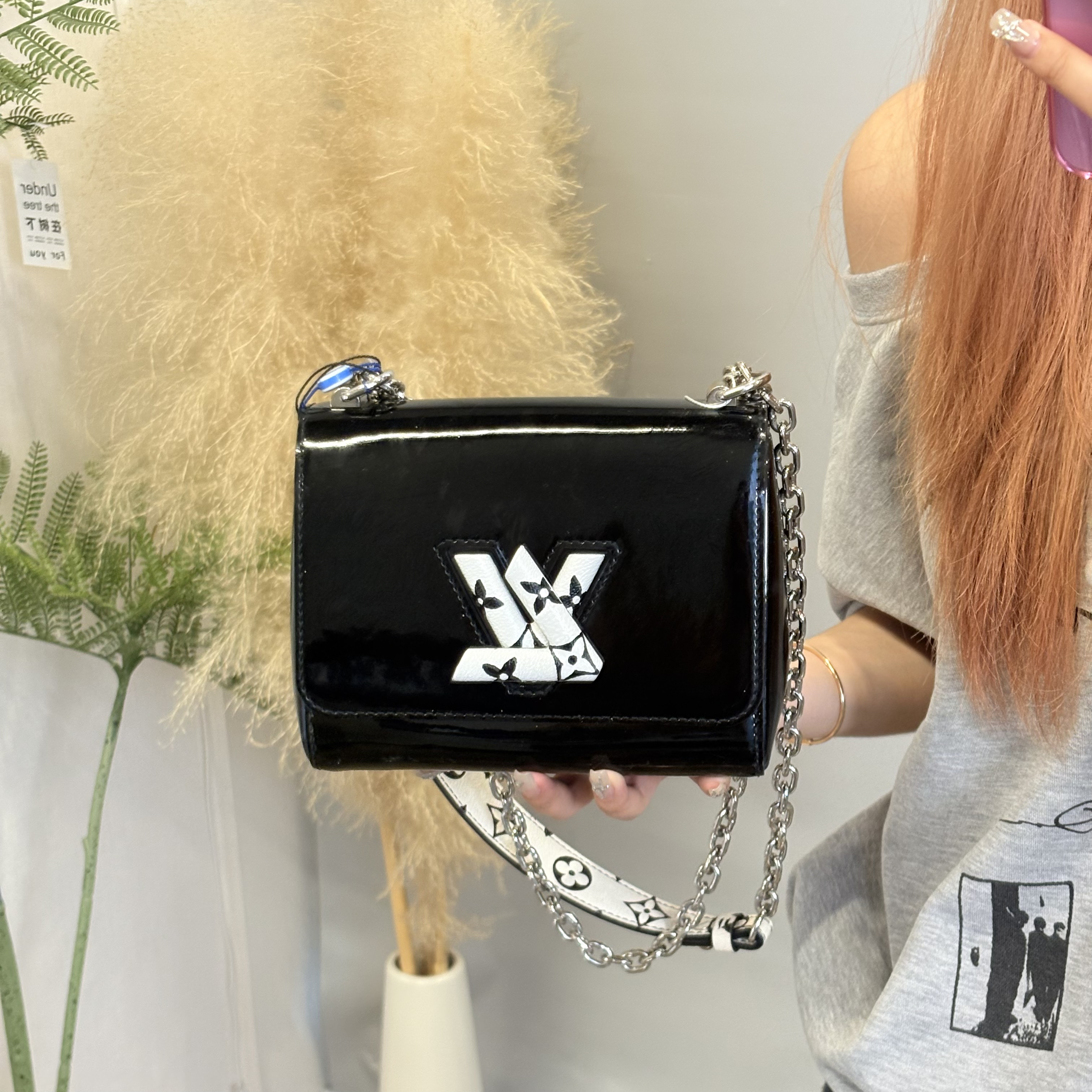 95新 LouisVuitton/路易威登 黑色漆皮twist小号熊猫色斜挎包