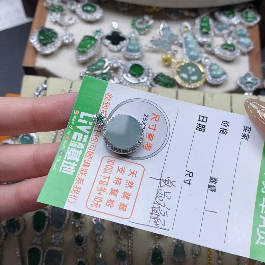 翡翠颈饰未镶嵌翡翠