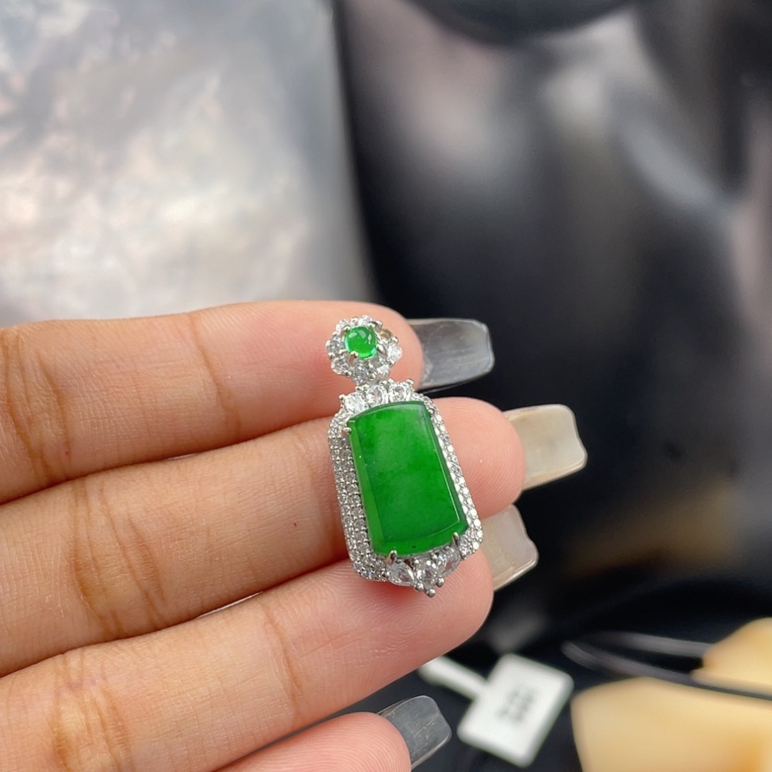 吊坠(赠链)未镶嵌翡翠