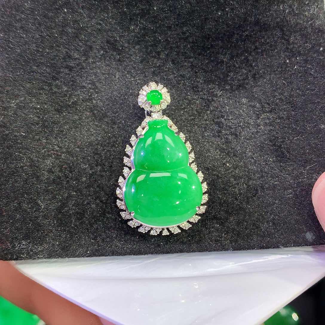 翡翠18K金镶嵌吊坠(赠链)