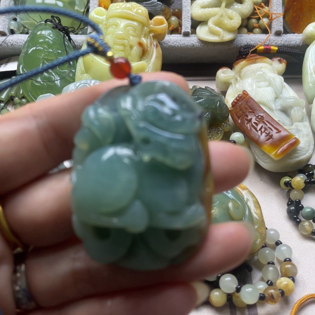 蛇纹石玉颈饰未镶嵌吊坠