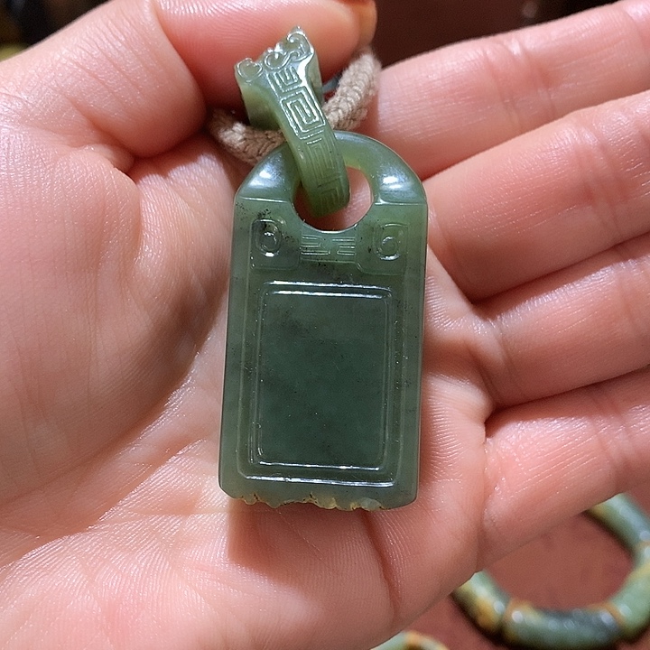 未镶嵌岫岩河磨玉（透闪石质玉）挂件