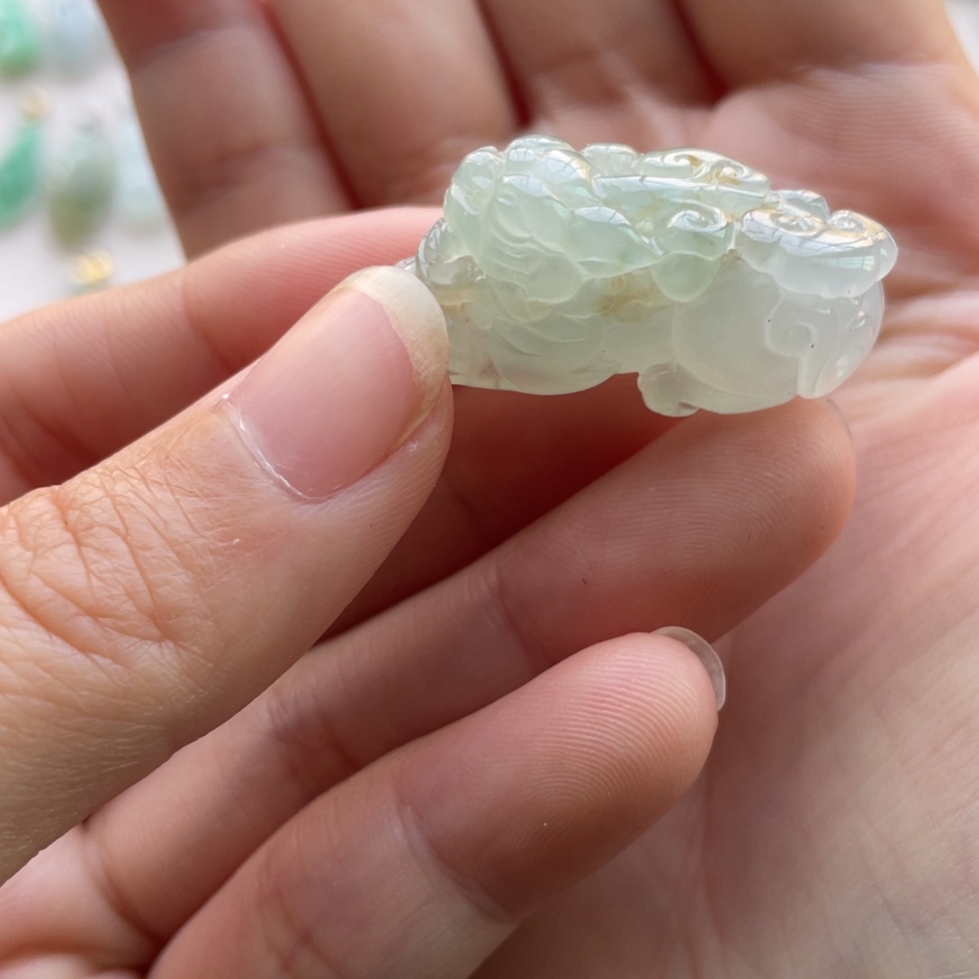 翡翠未镶嵌颈饰冰胶貔貅