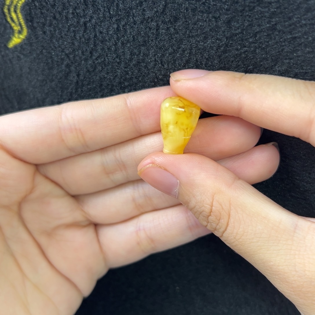 未镶嵌琥珀珠宝奇石