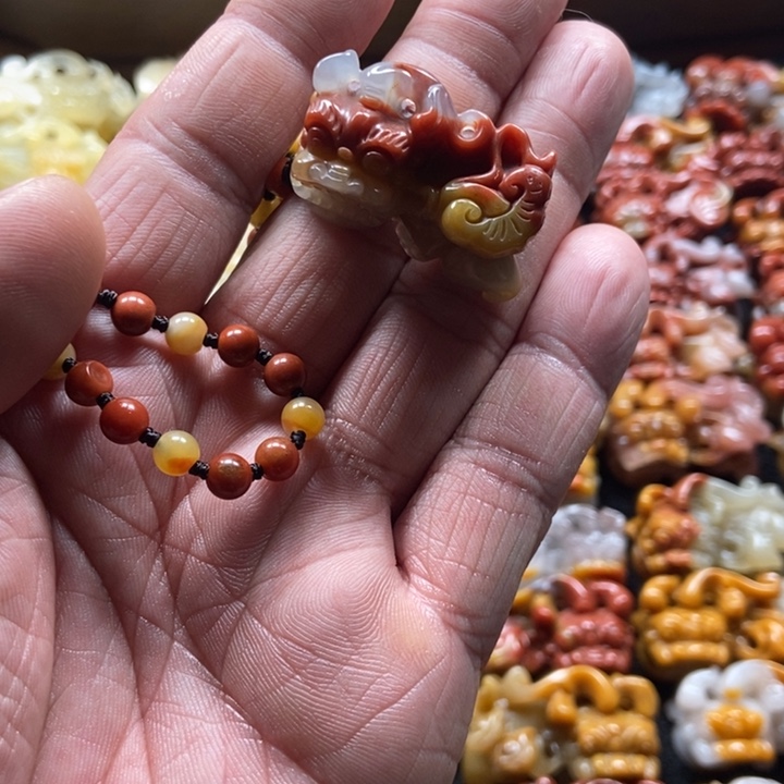 石英质玉（黄龙玉）未镶嵌颈饰