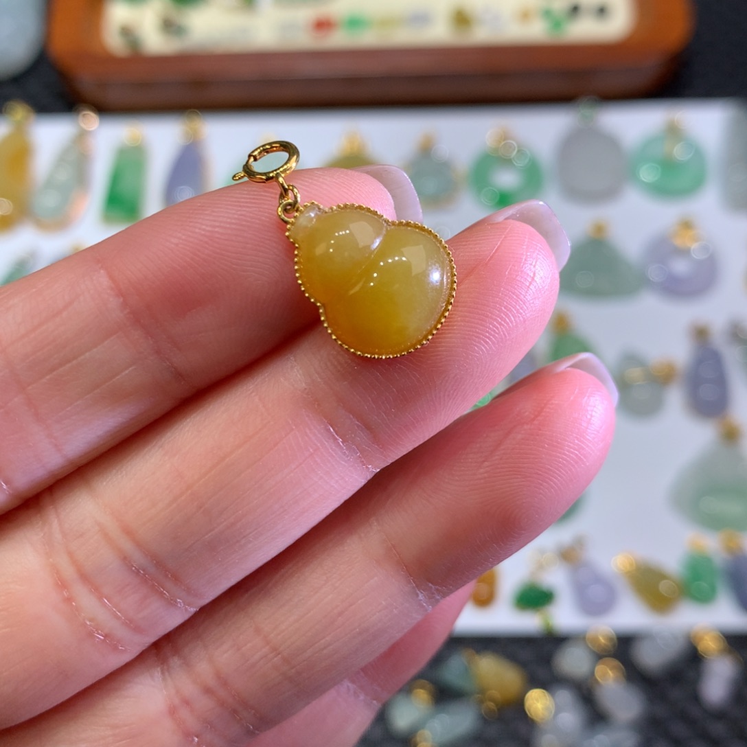 翡翠颈饰18K金镶嵌翡翠吊坠的未镶嵌