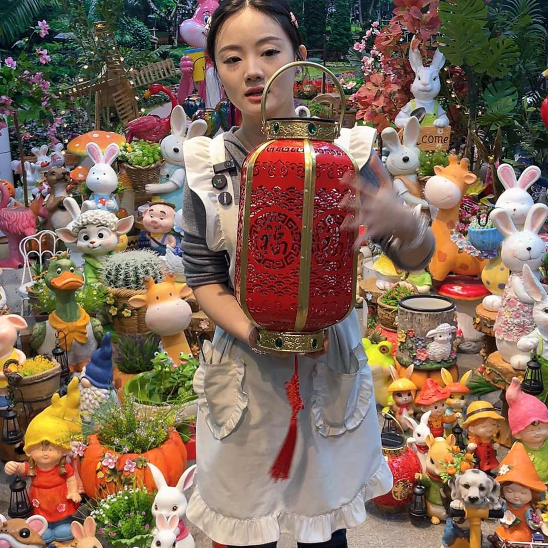户外花园两个红灯笼