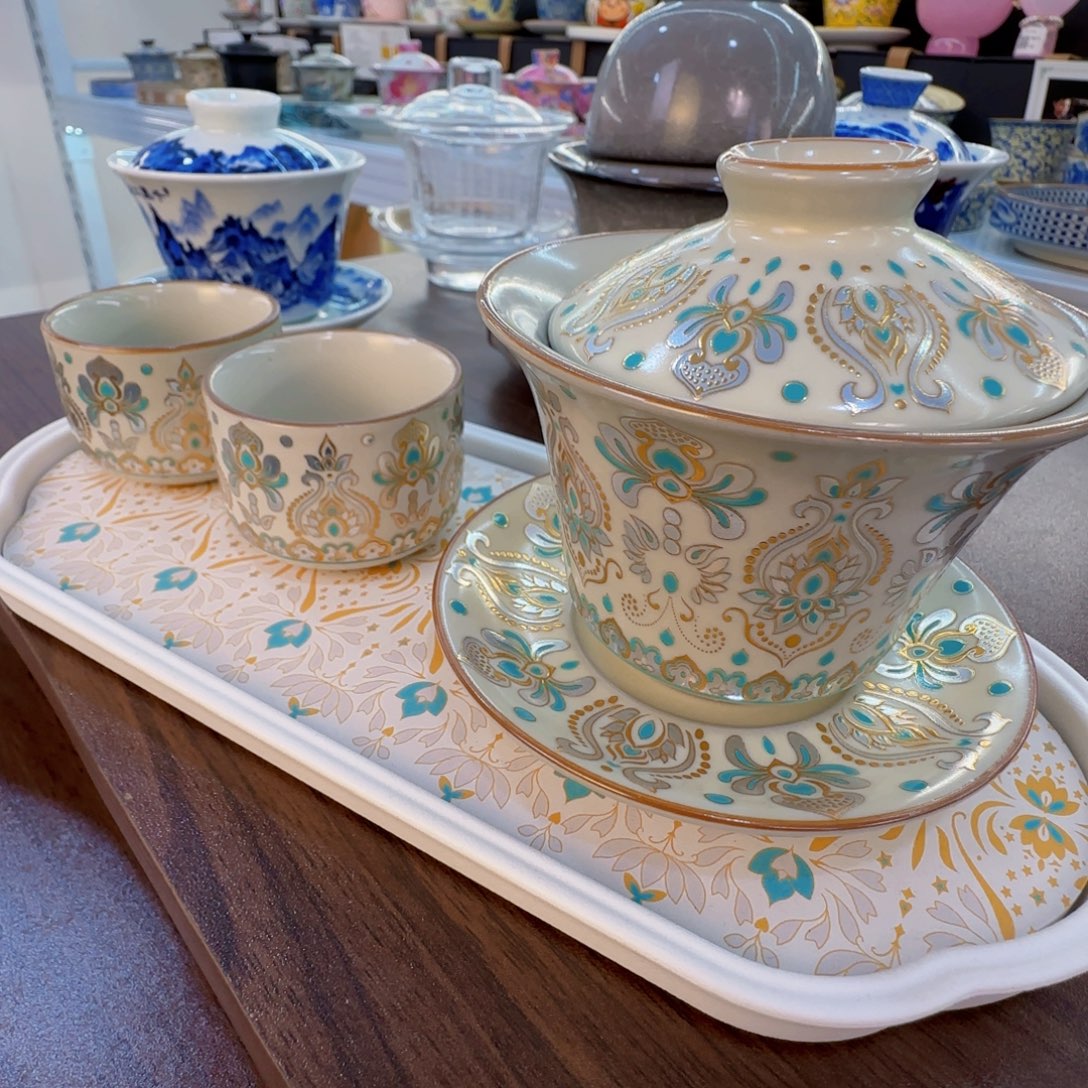 这些盖碗很漂亮我很喜欢！！