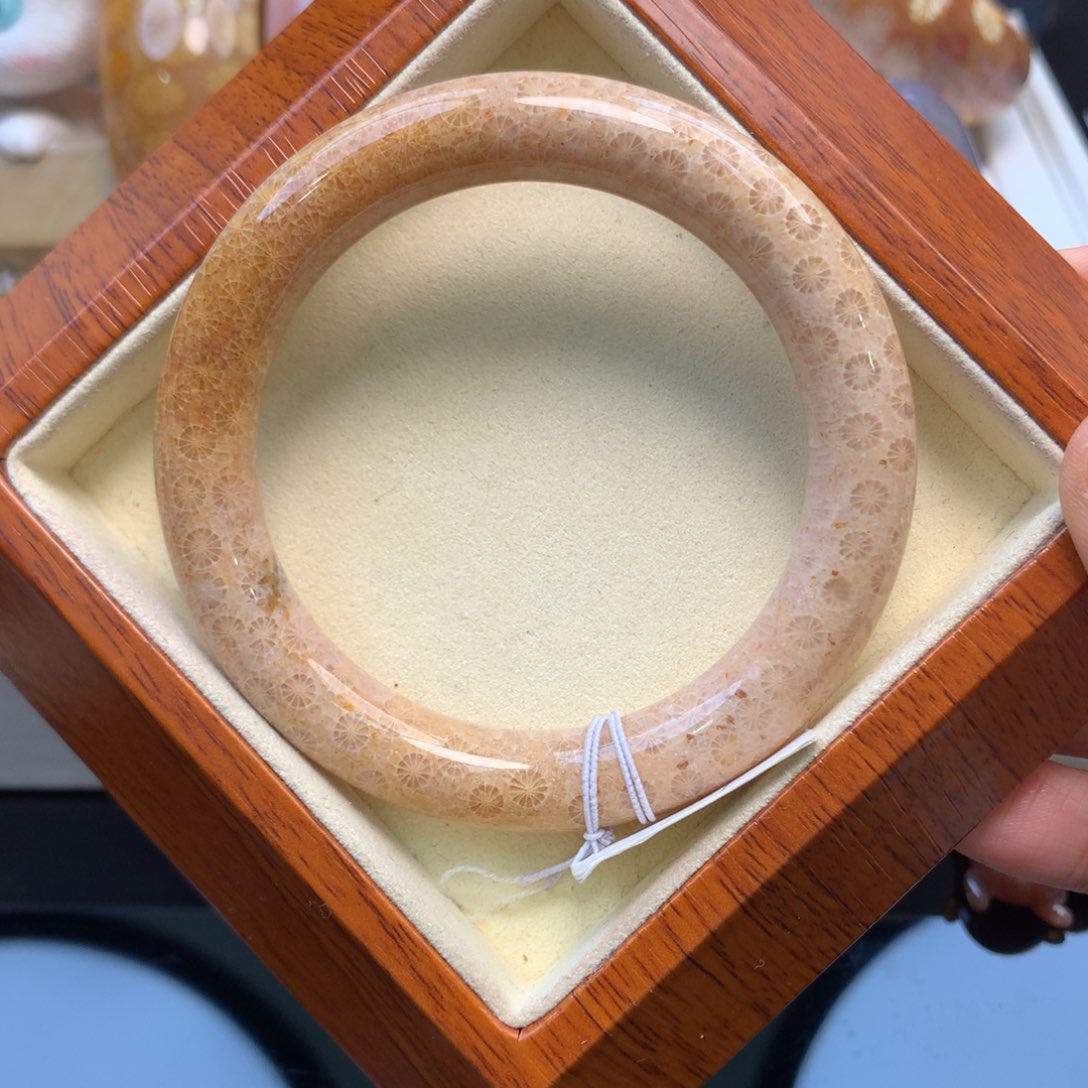 硅化珊瑚（珊瑚玉）手镯未镶嵌56.2口蕾丝花