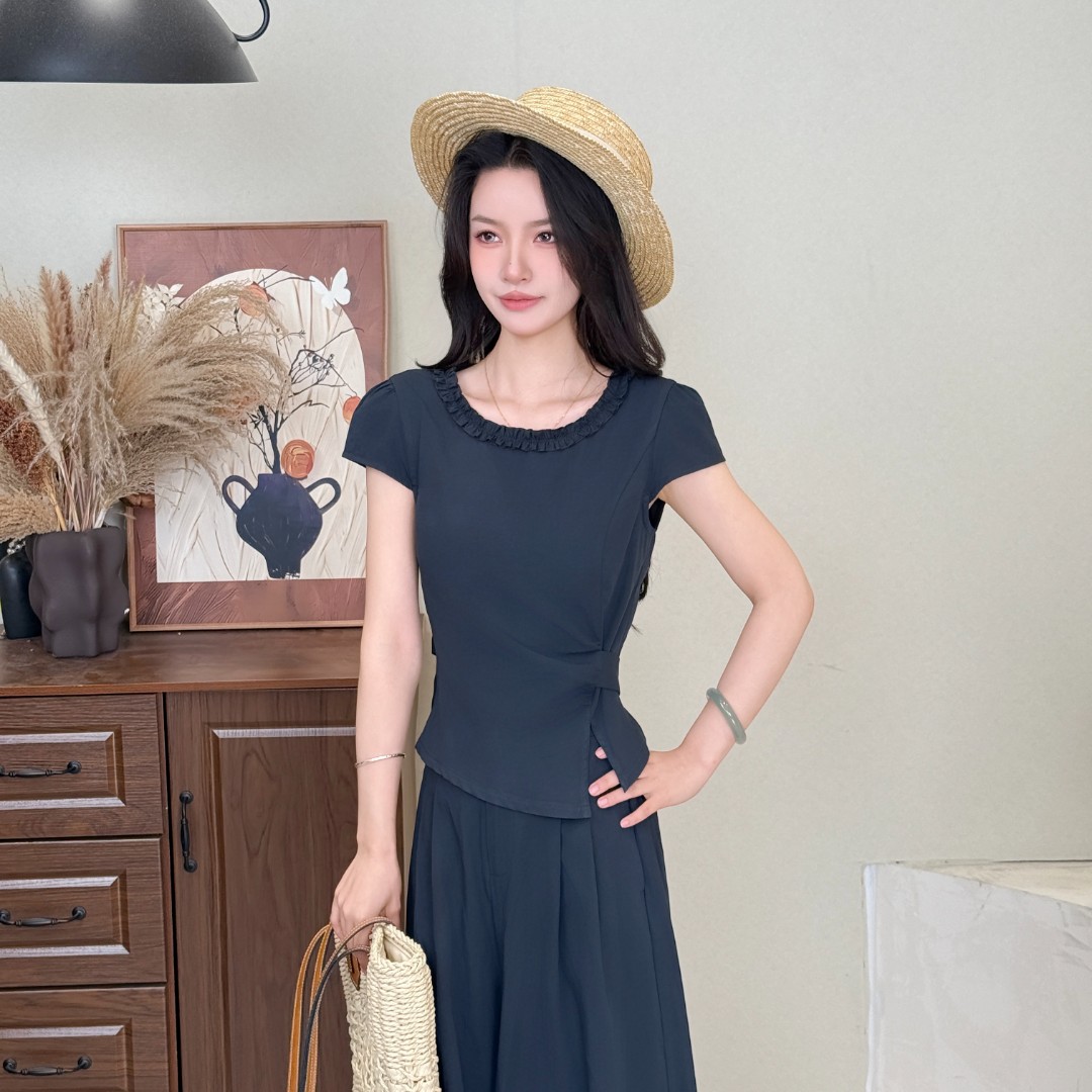 蔡小姐2025夏季新韩版显瘦设计款木耳边设计女不规则收腰上衣短袖