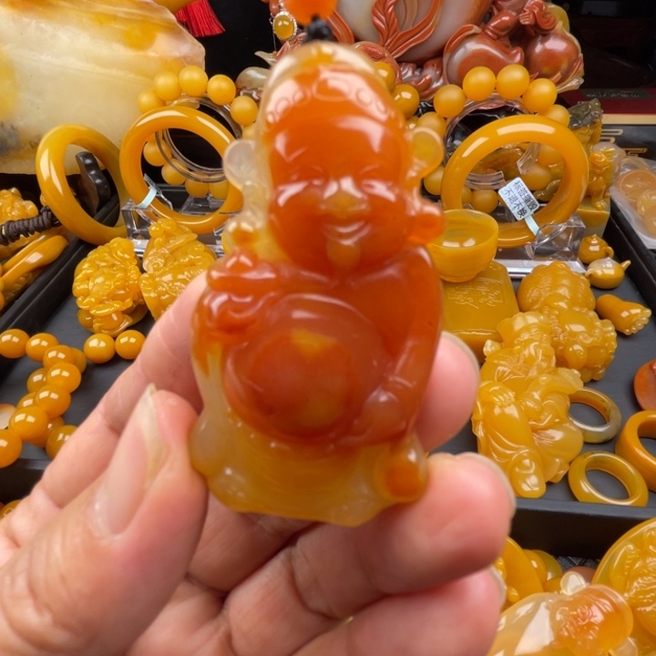 未镶嵌石英质玉（黄龙玉）颈饰桃**记