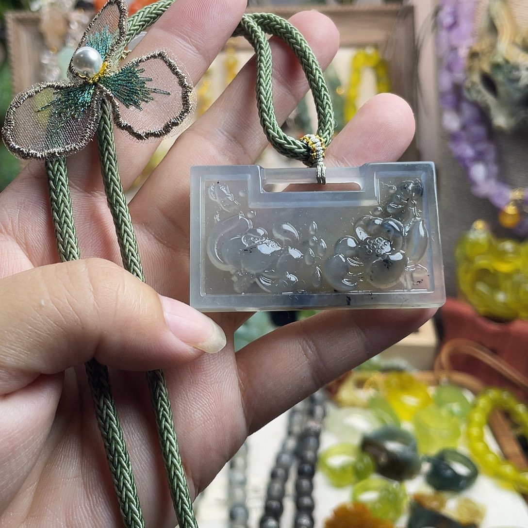 未镶嵌蛇纹石玉吊坠