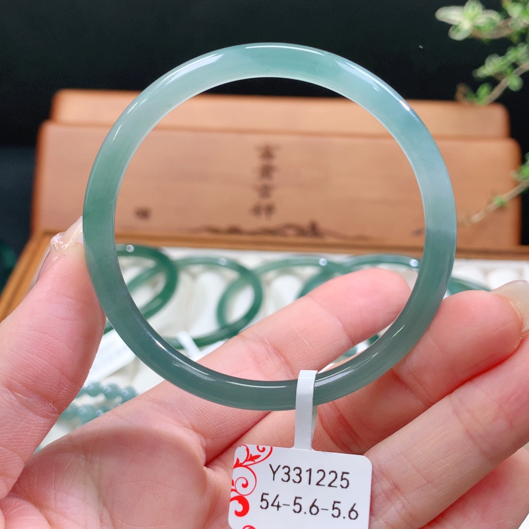 翡翠手镯未镶嵌天然