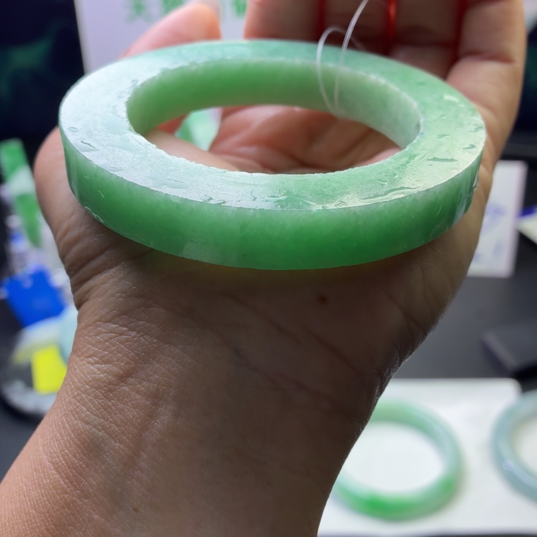 定制翡翠未镶嵌满色甜阳绿