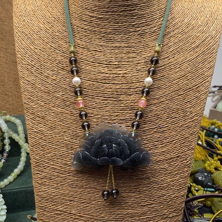 蛇纹石玉吊坠合金