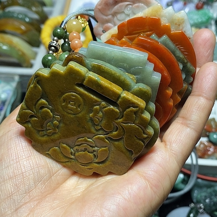 彩***姐翡翠未镶嵌吊坠(赠链)