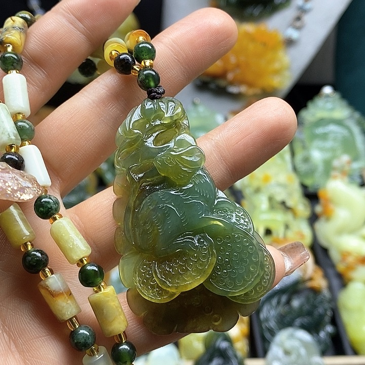 蛇纹石玉挂件未镶嵌