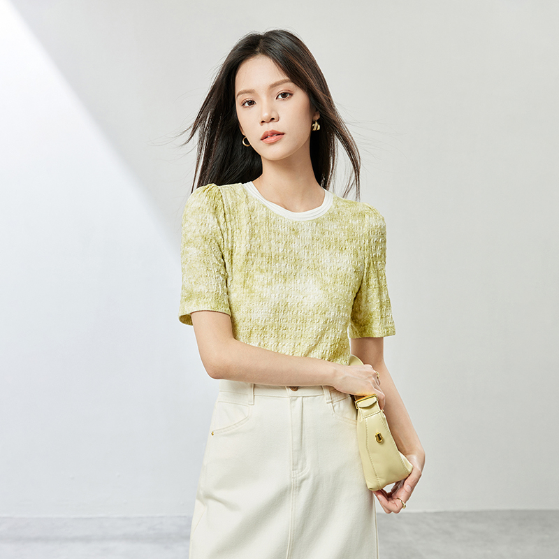 尚都比拉舒适休闲撞色罗纹肩部碎褶扎染图案肌理感短袖T恤53984