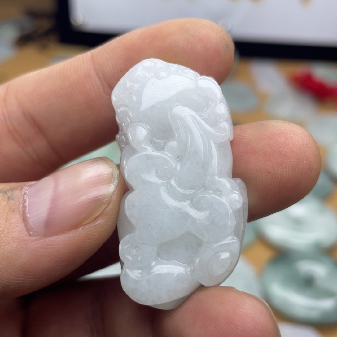 翡翠未镶嵌颈饰貔貅