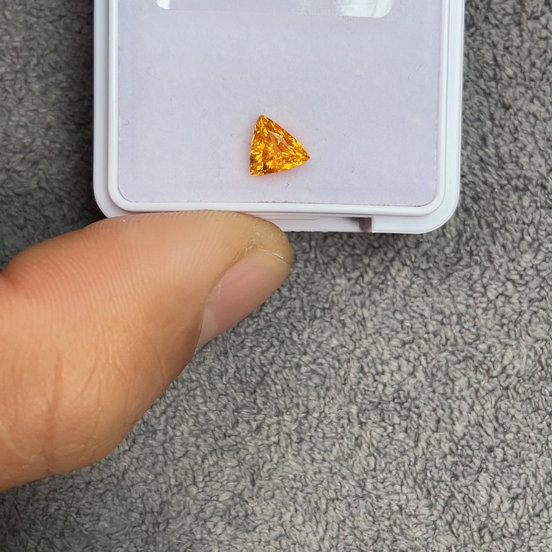 石榴石（芬达石）裸石未镶嵌1.23Ct。  