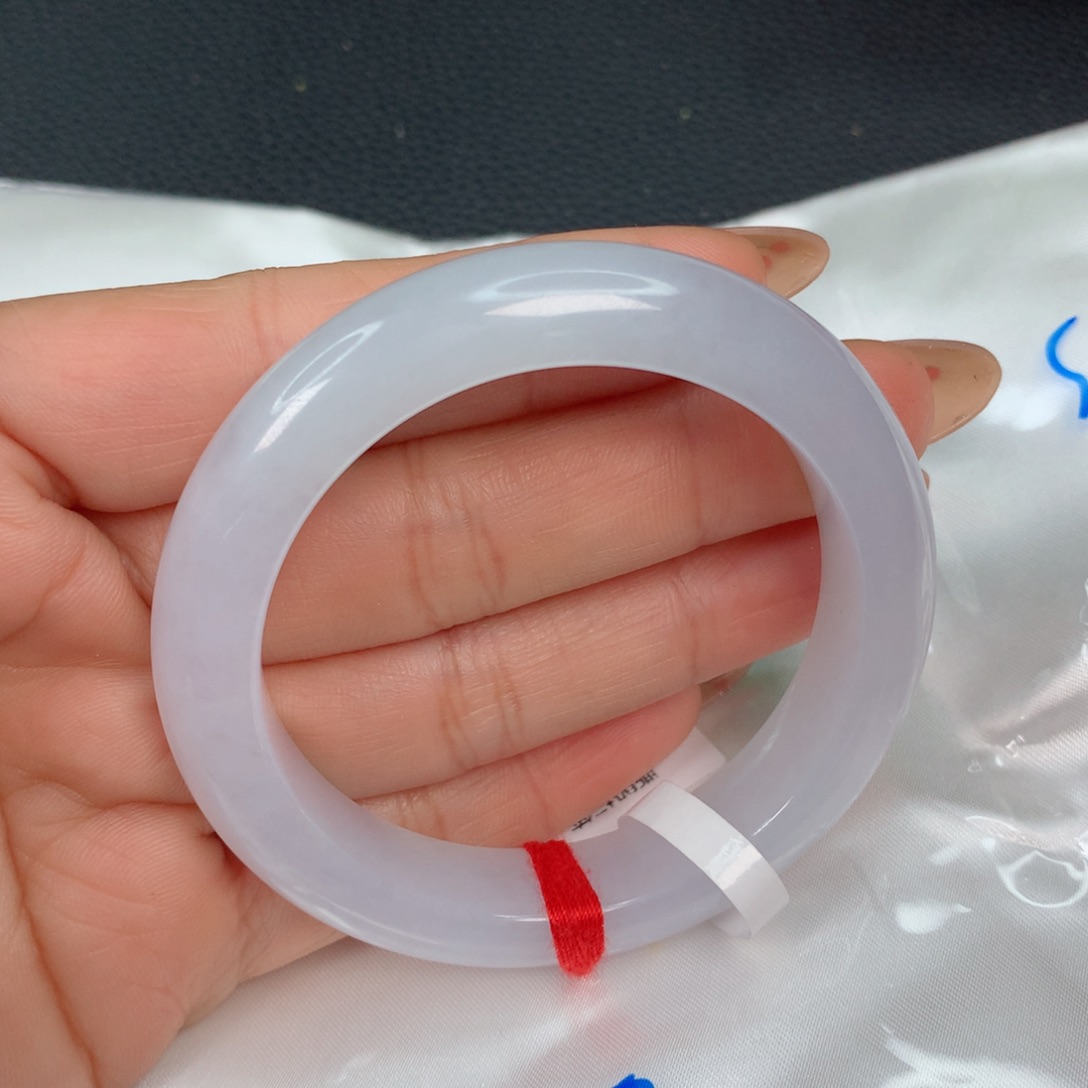 翡翠手镯未镶嵌………….