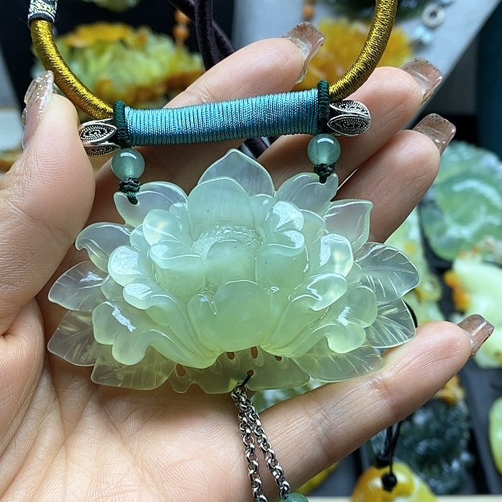 蛇纹石玉挂件未镶嵌