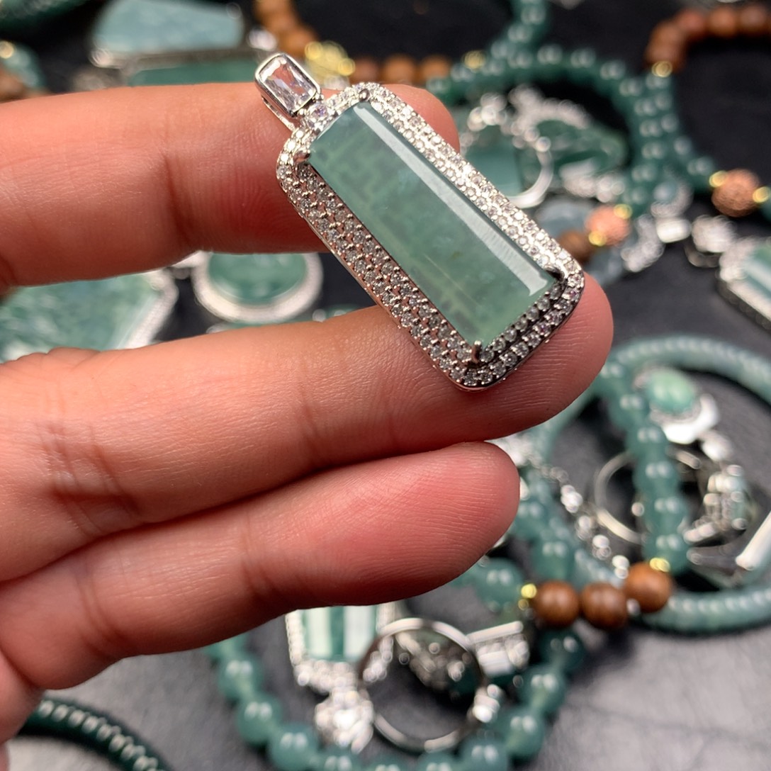 翡翠未镶嵌颈饰冰柱子无事牌