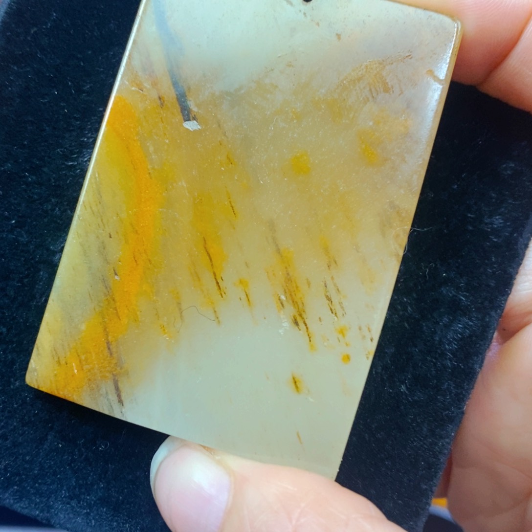 未镶嵌石英质玉（黄龙玉）颈饰