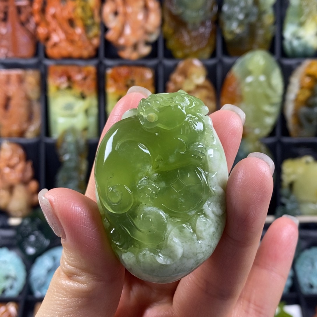 蛇纹石玉颈饰合金