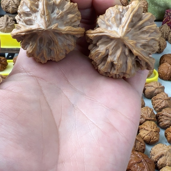 J***e文玩核桃吊坠44帝王全品无修三棱