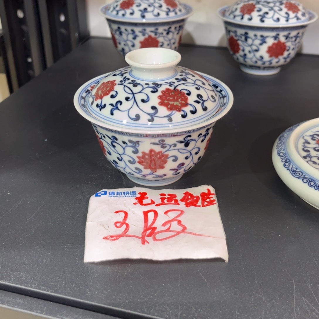 青花釉里红缠枝莲元宝盖碗