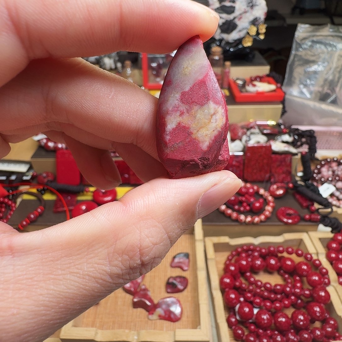 天然辰砂天然朱砂吊坠21.6克