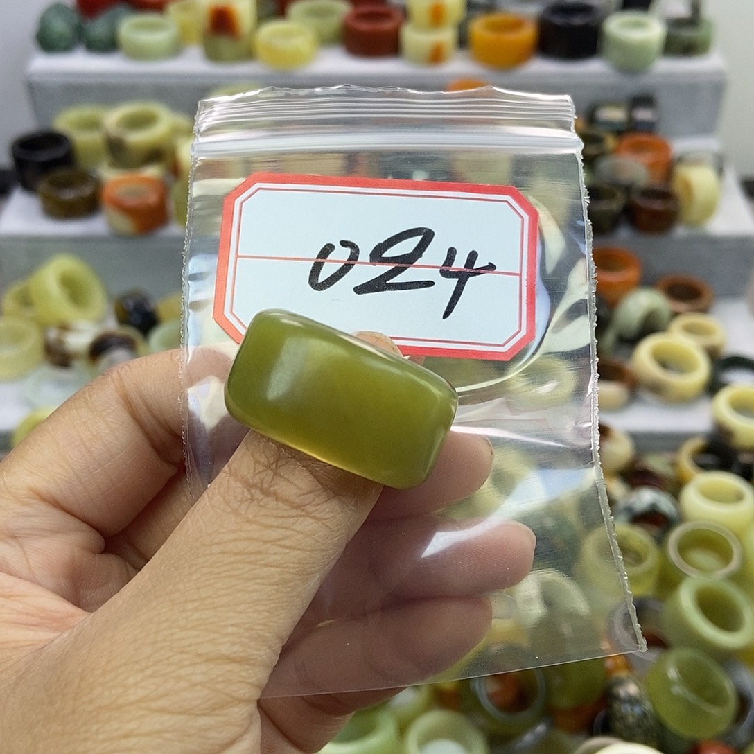 哆****蛇纹石玉未镶嵌戒指