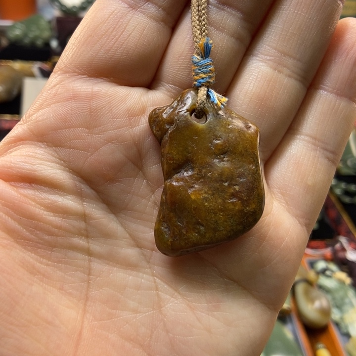 吊坠(赠链)未镶嵌岫岩河磨玉（透闪石质玉）