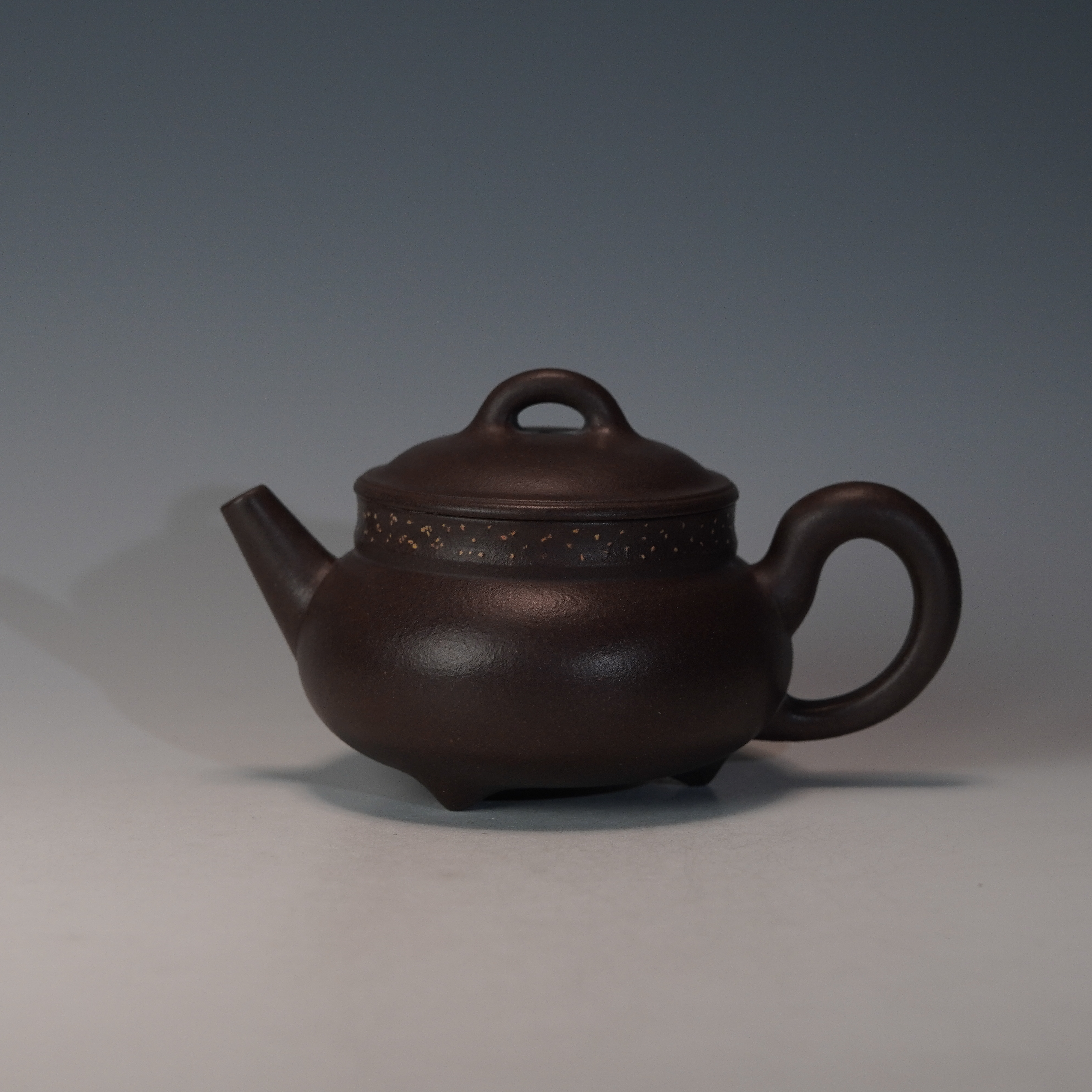 lot.21725 范君浩 乌金砂三足宝鼎壶 230cc