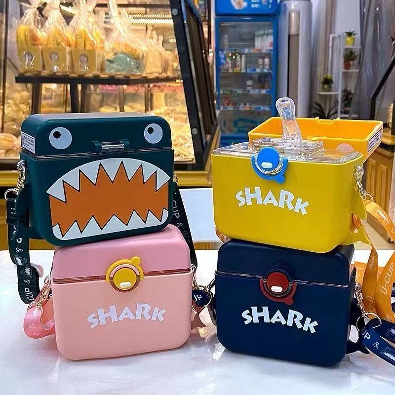 塑料杯女生创意斜挎水壶ins风带吸管个性方形学生水杯男高颜值杯