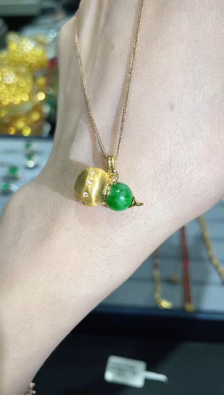 18K金镶嵌天然翡翠吊坠 葫芦款