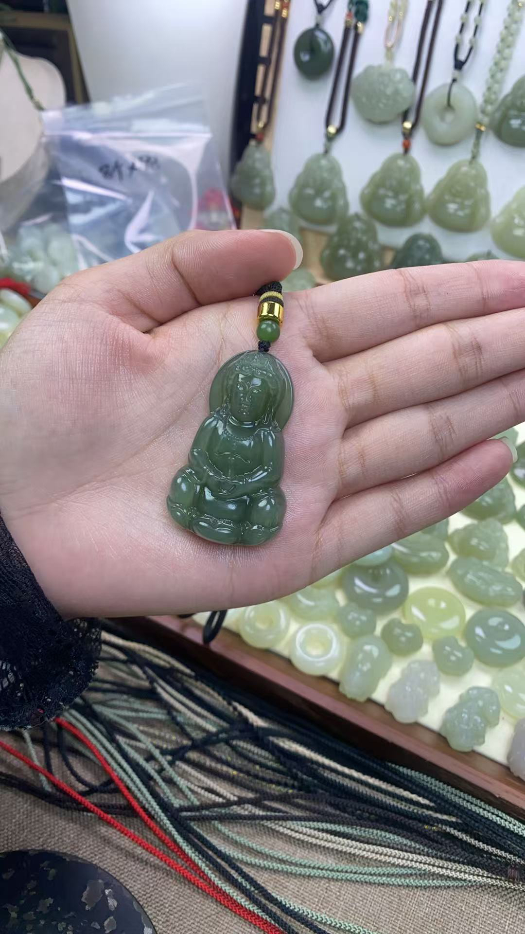 高冰湖水绿观音玉坠