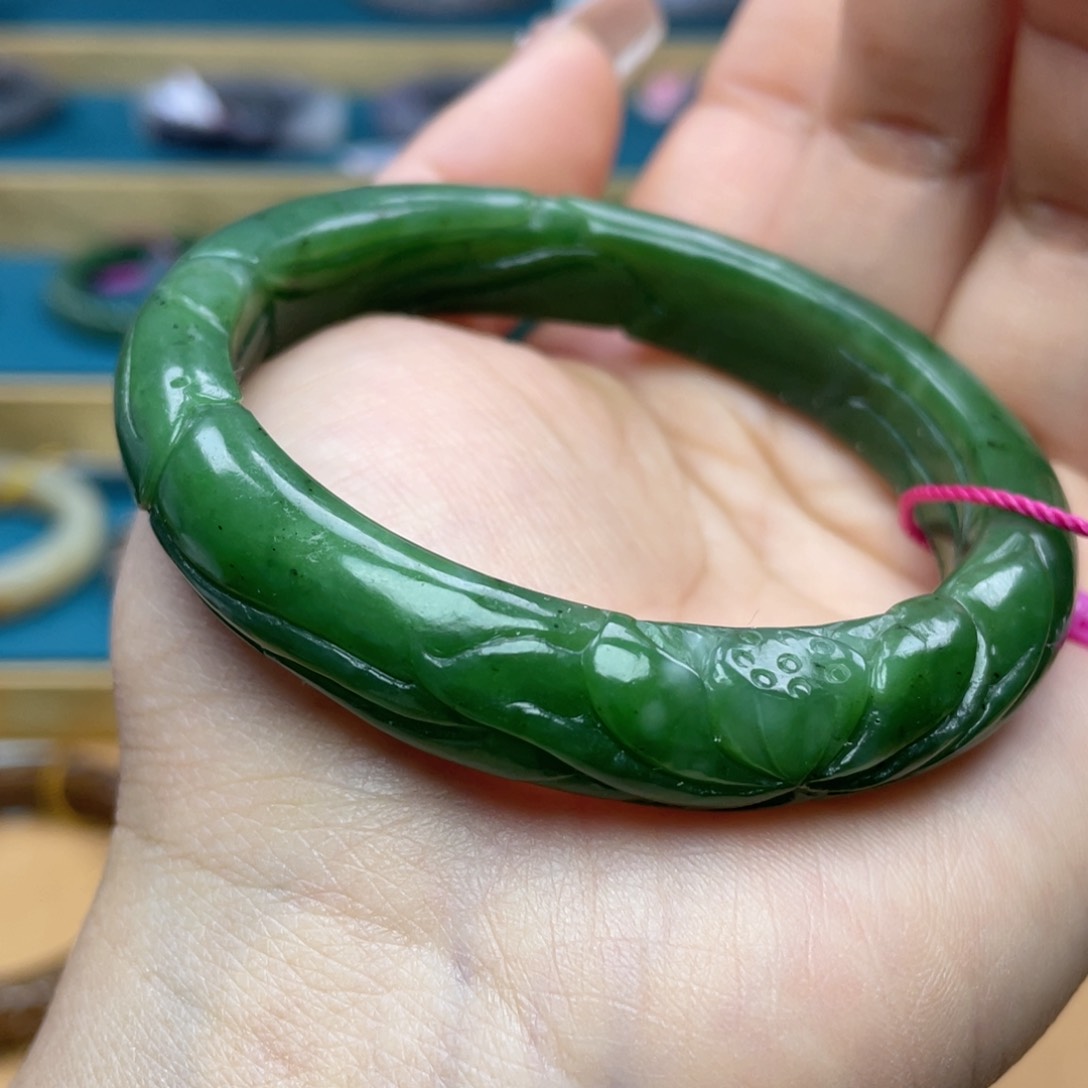 和田玉手镯57+圈口。编号27未镶嵌