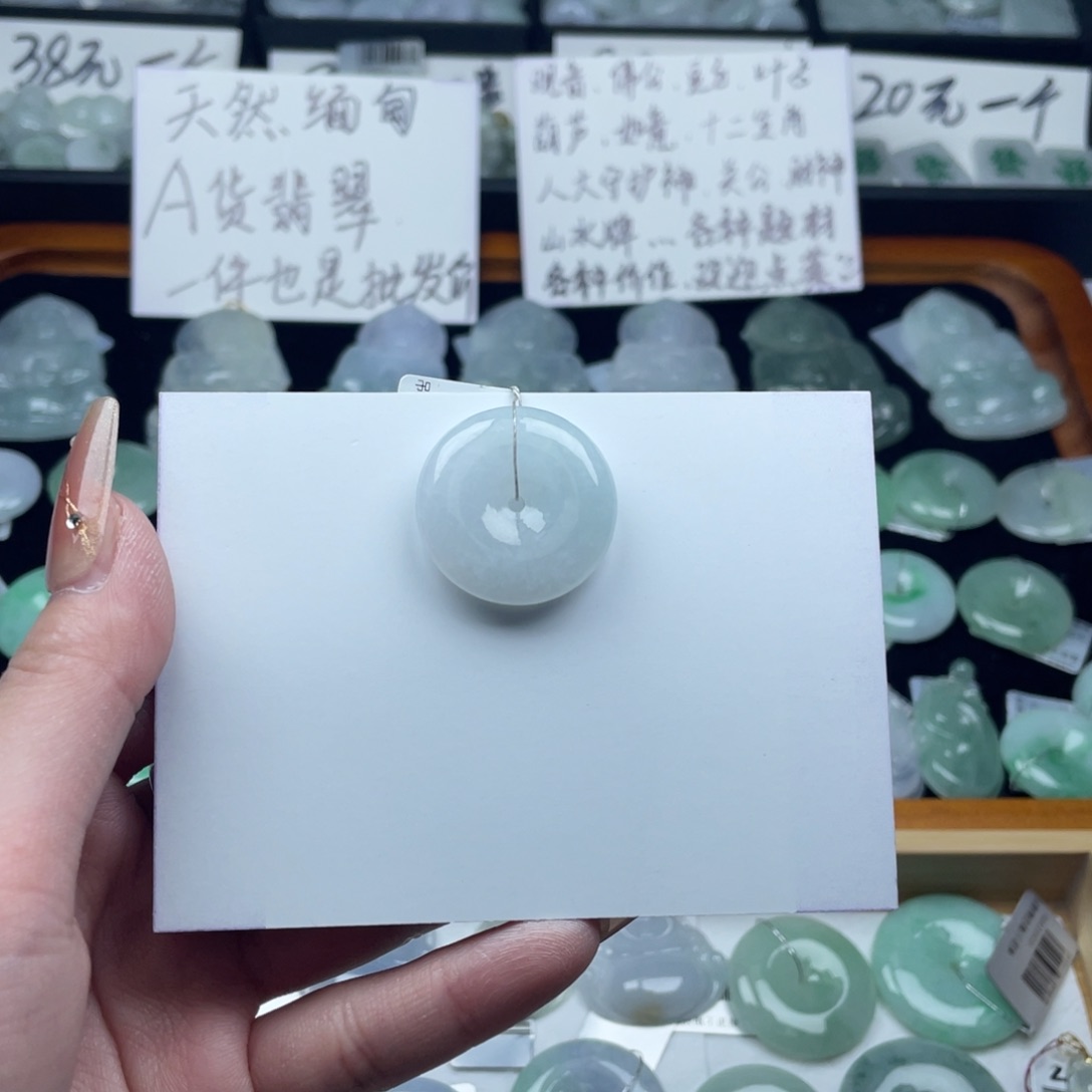 翡翠颈饰未镶嵌平安扣