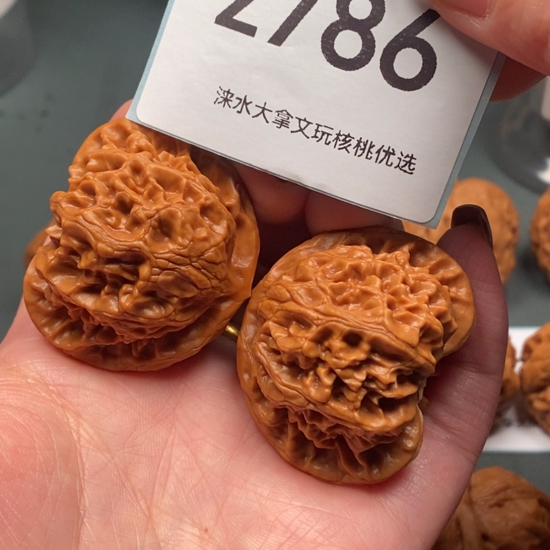 青***鹿文玩核桃把件40120786