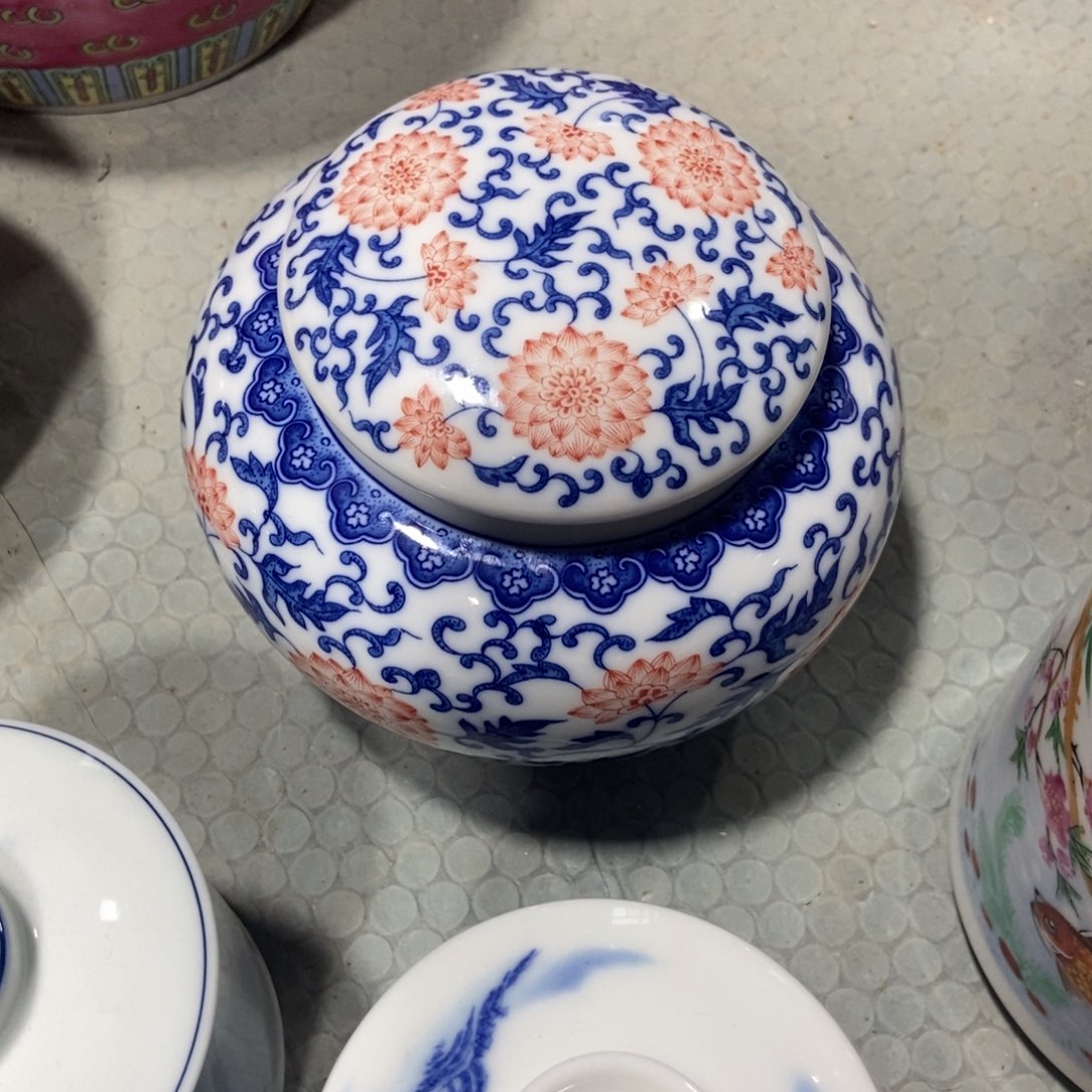 @***人瓷片景德镇陶瓷罐一个