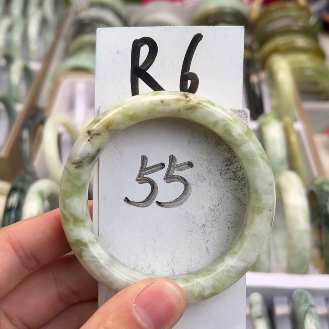 岫玉手镯未镶嵌天然岫玉微瑕，可以正常佩戴