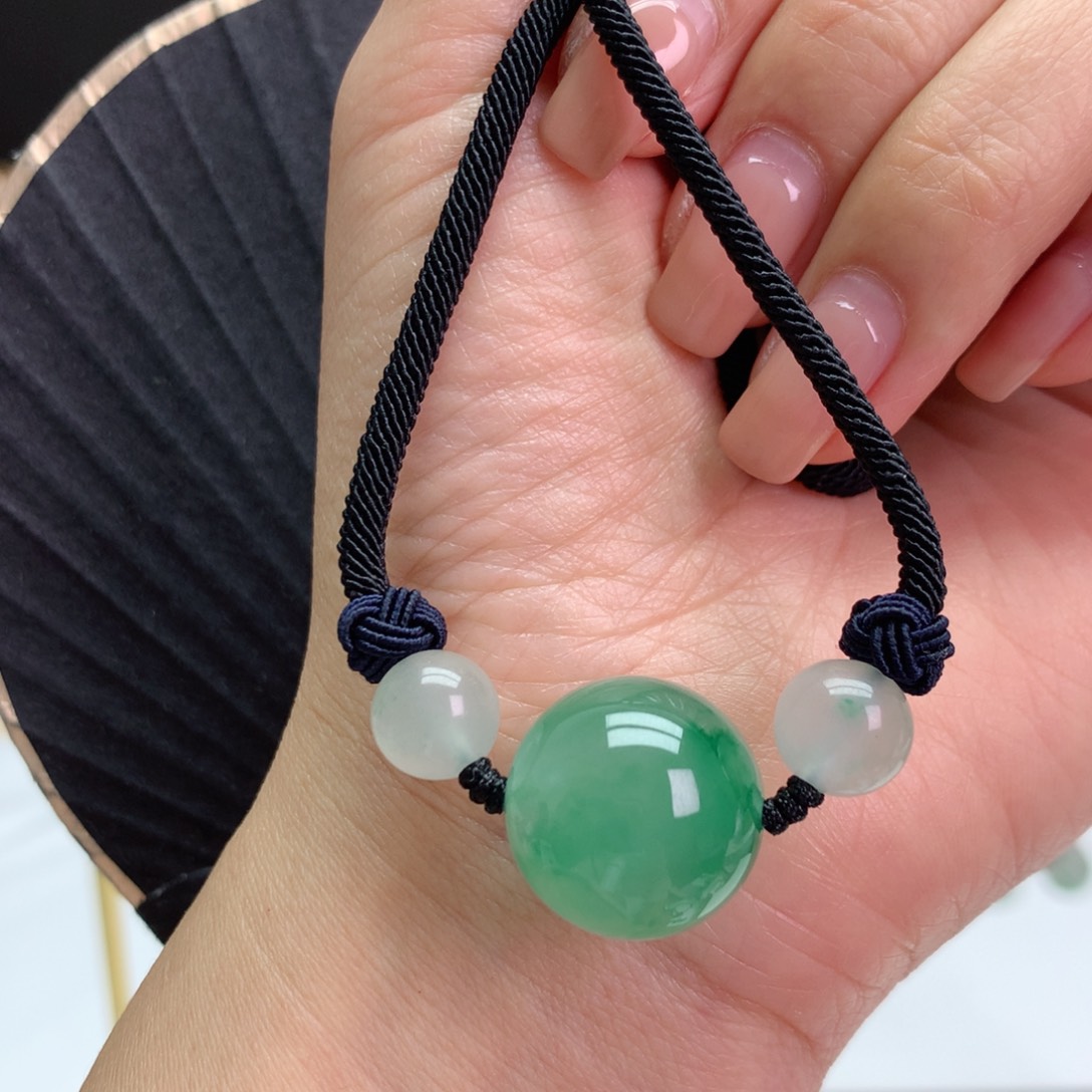 随***安石英质玉（非洲翠）未镶嵌颈饰