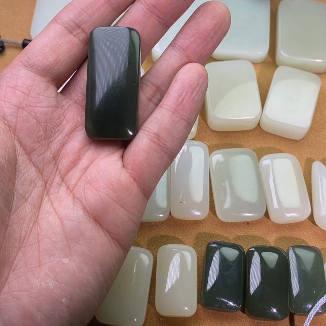 和田玉颈饰未镶嵌离*微瑕有包容