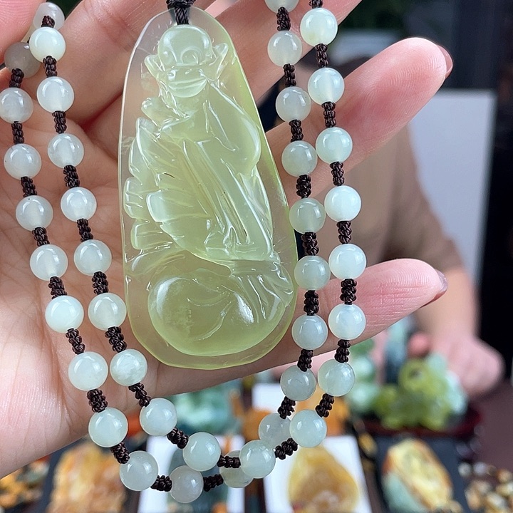 蛇纹石玉颈饰未镶嵌