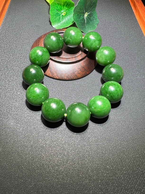 和田玉，菠菜绿大手串卡20m个别珠子带一个黑点无裂