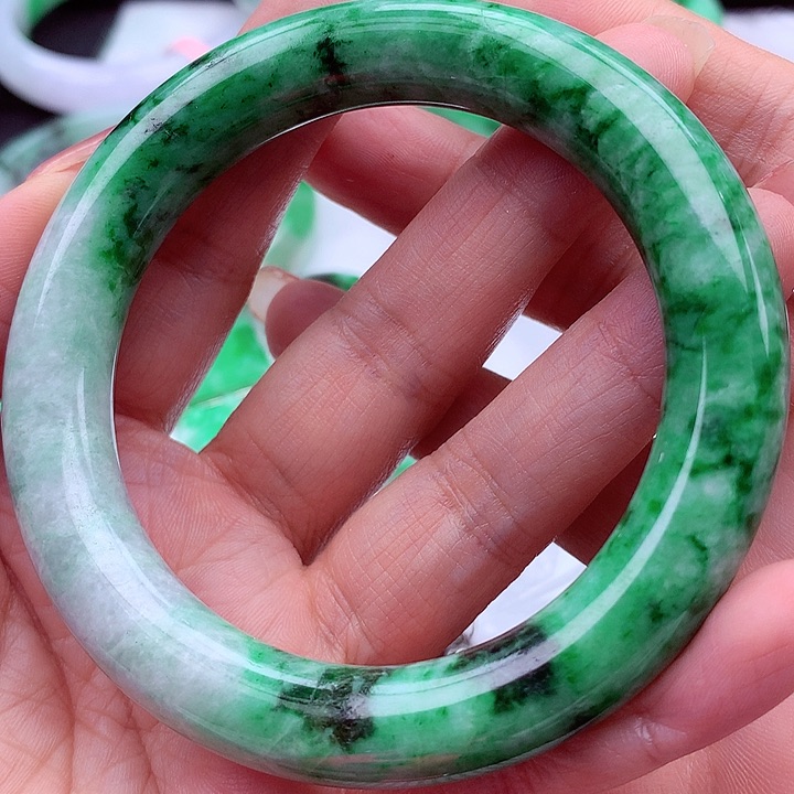 翡翠手镯未镶嵌翡翠