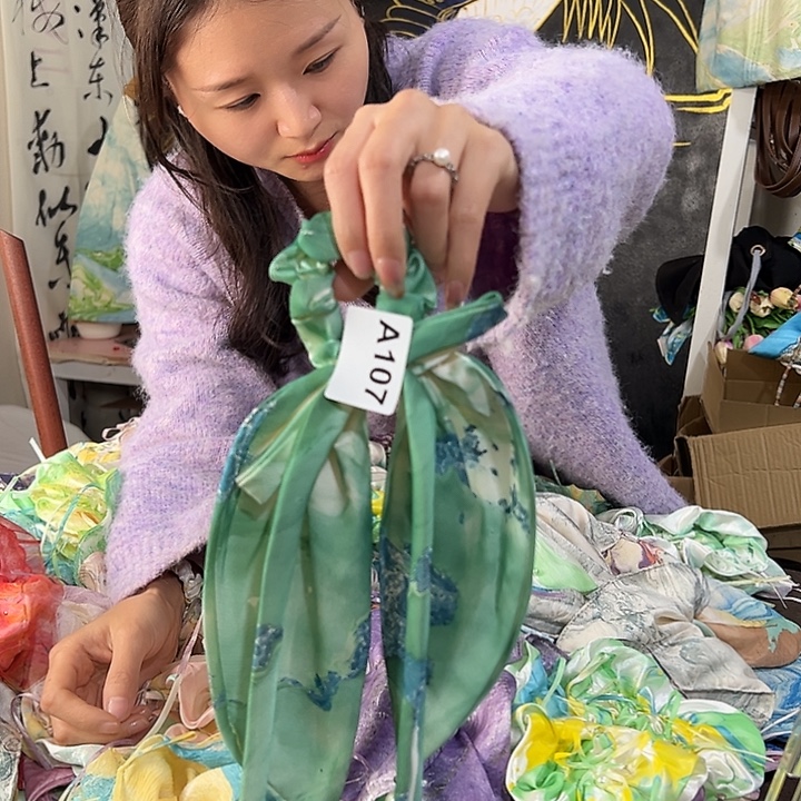 余***语107兔耳朵发圈不退不换