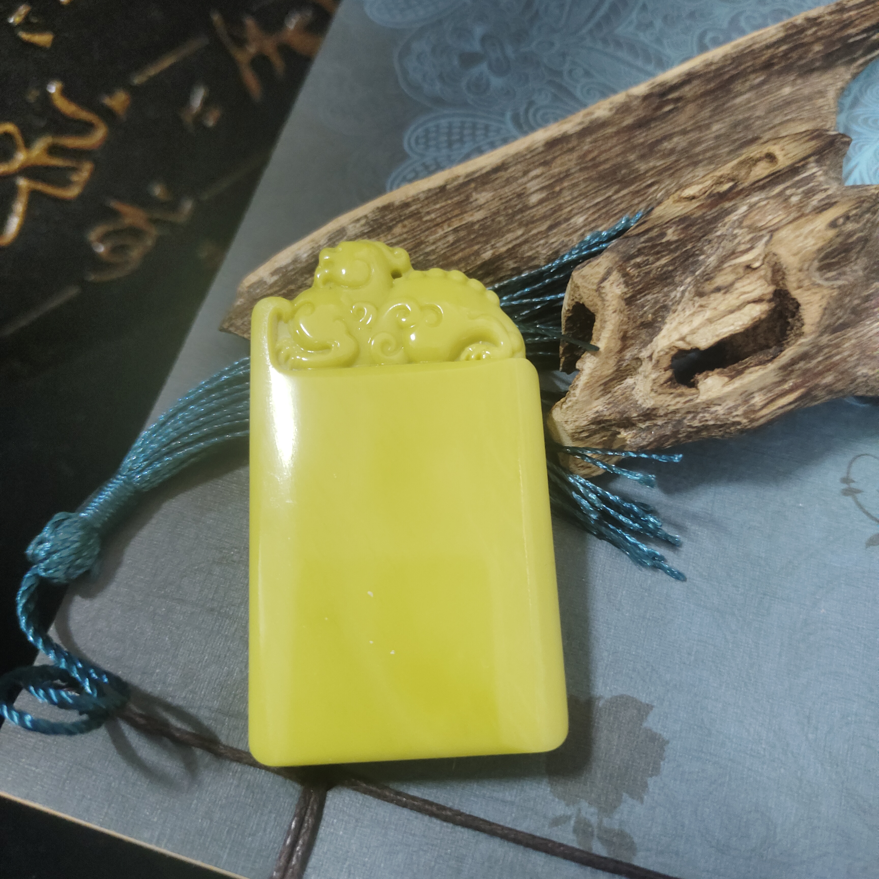 四川蓝田玉黄金玉麒麟平安无事牌